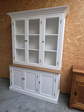Mooie landelijke buffetkast/vitrinekast in heel mooie staat beschikbaar voor biedingen