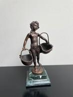 Antieke bronzen beeld meisje met mandjes, Antiek en Kunst, Ophalen, Brons