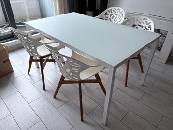 Strak moderne eettafel beschikbaar voor biedingen