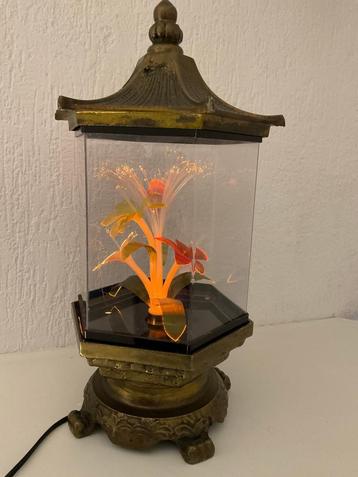 aziatishe vintage pagode lamp met draaiende glasfiberbloemen beschikbaar voor biedingen