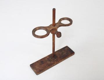 oude houten steun voor glazen kolven, scheikunde/chemie beschikbaar voor biedingen