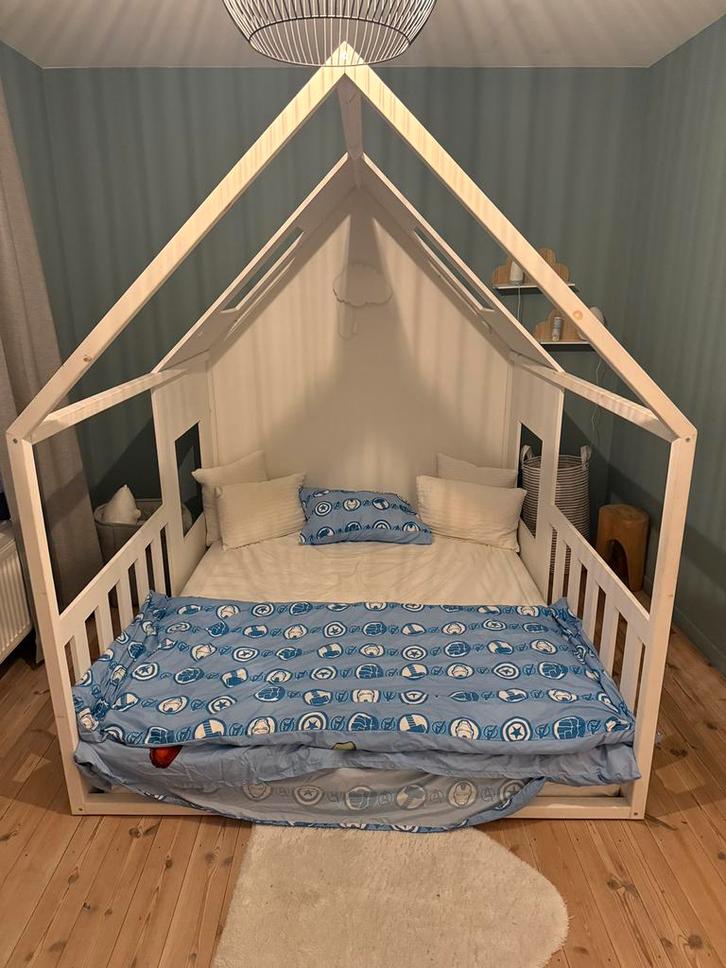 Groot kinderbed(huis), Kinderen en Baby's, Kinderkamer | Bedden, Zo goed als nieuw, Matras, Ophalen