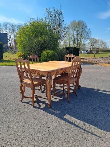 Tafel Louis XV  met 4 stoelen  beschikbaar voor biedingen