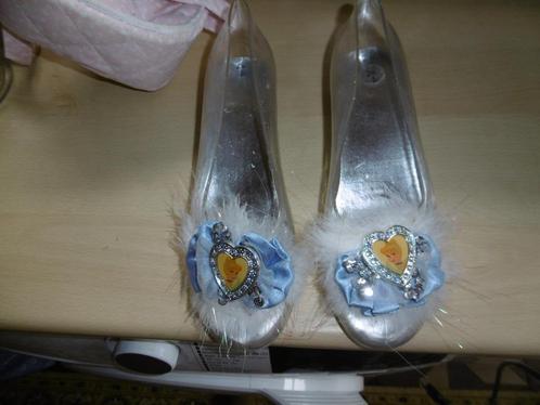 Chaussures en verre Cinderella (plastique) taille 36, Collections, Disney, Comme neuf, Vêtements ou Textile, Cendrillon ou Belle