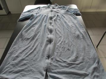 lichtblauwe nachtjas beschikbaar voor biedingen