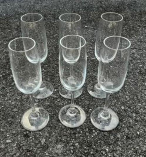 Glazen op voet : 6 x aperitief glazen champagne ( 5  sets ), Verzamelen, Glas en Drinkglazen, Zo goed als nieuw, Ophalen of Verzenden