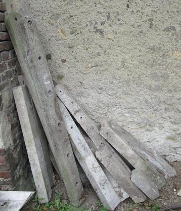 GRATIS betonafval (gebroken betonpalen - 2 intact) beschikbaar voor biedingen