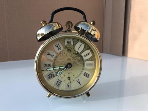 Antieke wekker met prachtige decoratieve wijzerplaat, Antiek en Kunst, Antiek | Klokken, Ophalen of Verzenden