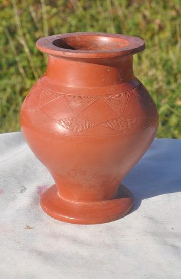 vase en terre cuite  beschikbaar voor biedingen