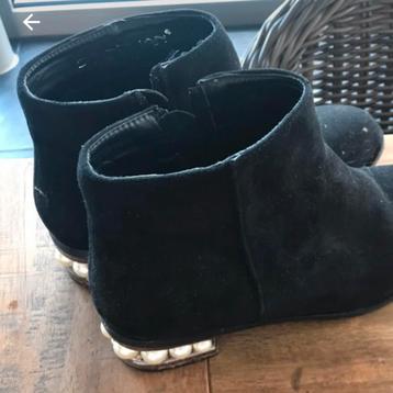 Suede laarsjes beschikbaar voor biedingen