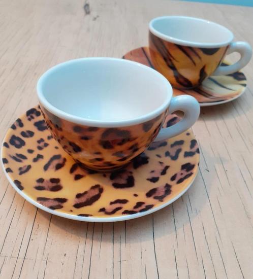 2 koffie/ thee tassen luipaard tijger met ondertasjes retro, Huis en Inrichting, Keuken | Servies, Zo goed als nieuw, Kop(pen) en/of Schotel(s)