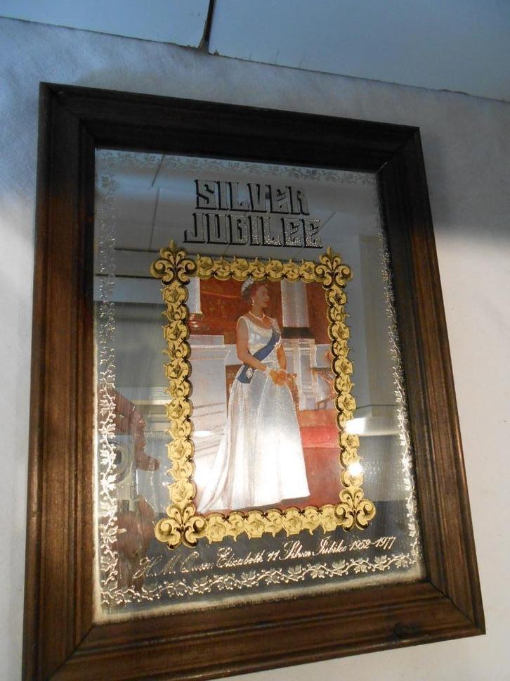 spiegel met beeltenis van Queen Elizabeth (GB), Verzamelen, Koningshuis en Royalty, Zo goed als nieuw, Kaart, Foto of Prent, Ophalen of Verzenden