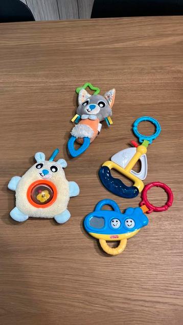 Hangspeeltjes voor aan de speelboog beschikbaar voor biedingen