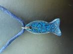 collier cordon bleu avec pendentif poisson bleu en plastique, Enlèvement ou Envoi, Avec pendentif, Utilisé, Autres matériaux