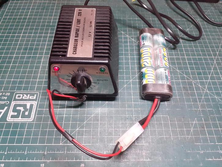 Sanyo Ni-Cad batterij + vintage oplader, Hobby en Vrije tijd, Modelbouw | Radiografisch | Auto's, Zo goed als nieuw, Onderdeel