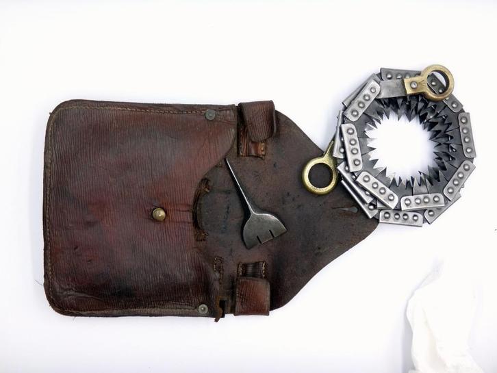 Zeldzame UK knikzaag uit de WW2, gedateerd 1941 met koffer, Verzamelen, Militaria | Tweede Wereldoorlog, Landmacht, Overige typen