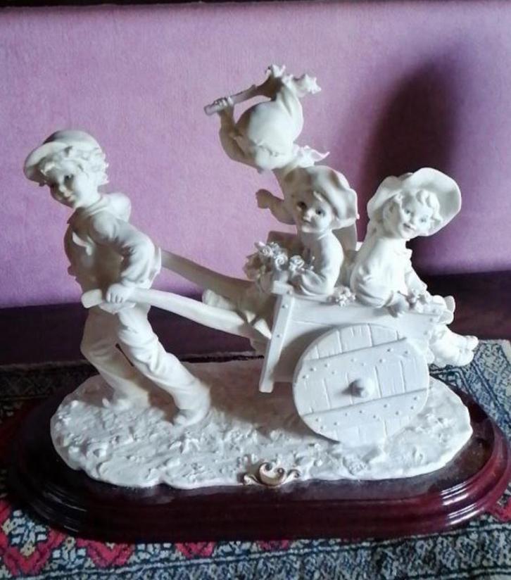 Capodimonte beedje -kind in karretje-, Antiek en Kunst, Antiek | Keramiek en Aardewerk, Ophalen