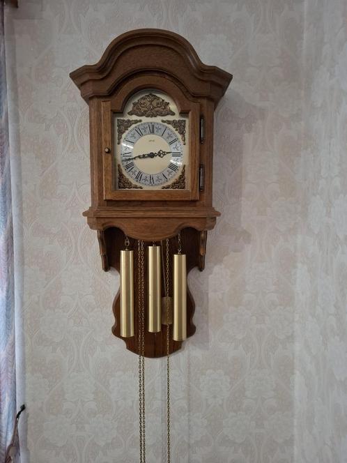 Wandklok met slinger - HERMLE, Huis en Inrichting, Woonaccessoires | Klokken, Zo goed als nieuw, Wandklok, Analoog, Ophalen