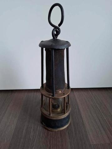 Oude mijnwerkerslamp beschikbaar voor biedingen