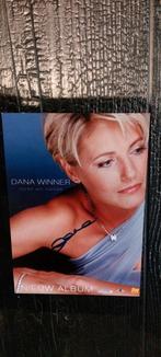 Handtekening gesigneerd dana winner op postkaart, Verzamelen, Muziek, Artiesten en Beroemdheden, Ophalen of Verzenden, Gebruikt