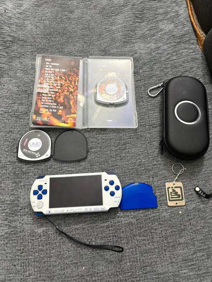 Sony PSP-3000 (Blue) clean, Consoles de jeu & Jeux vidéo, Consoles de jeu | Sony PSP, Comme neuf, PSP 3000, Autres couleurs, Avec jeux