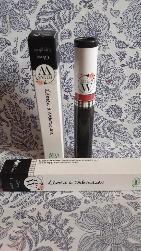 2 rouge a lèvres lip gloss miss w numero 812 neuf, Handtassen en Accessoires, Uiterlijk | Cosmetica en Make-up, Nieuw, Make-up