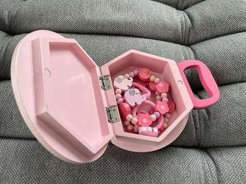 boîte à bijoux enfant, en bois beschikbaar voor biedingen
