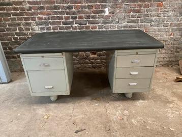 Industrieel bureau. beschikbaar voor biedingen