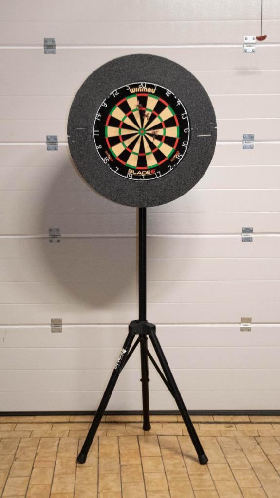 Dartbordset „Winmau” op statief, Sport en Fitness, Darts, Gebruikt, Pijlen, Ophalen