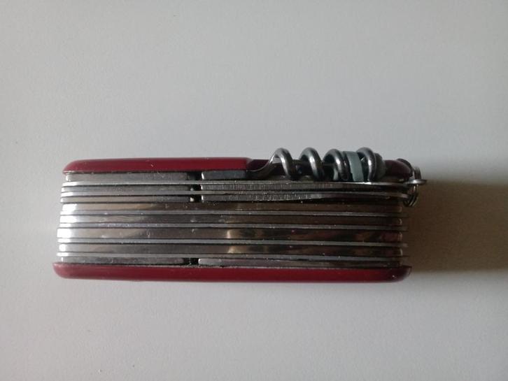 Beau couteau "Suisse" multi 17 fonctions NEUF 1994, Verzamelen, Militaria | Algemeen, Ophalen of Verzenden