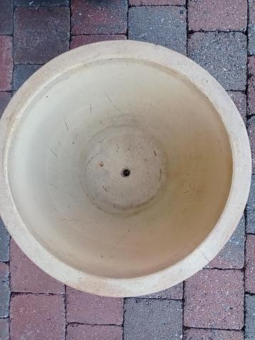 Terracotta bloempot beschikbaar voor biedingen