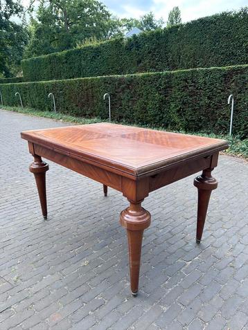 Antieke tafel en 6 stoelen beschikbaar voor biedingen