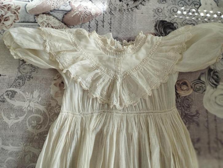 Antiek lang doopkleed met kant en geborduurd zeer oud, Antiek en Kunst, Antiek | Kleding en Textiel, Kinderen, Ophalen of Verzenden