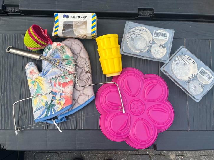 Pakket bakgerief o.a siliconen en papieren bakvormpjes,…🧁🧁, Hobby en Vrije tijd, Taarten en Cupcakes maken, Nieuw, Bakvorm, Cupcakes