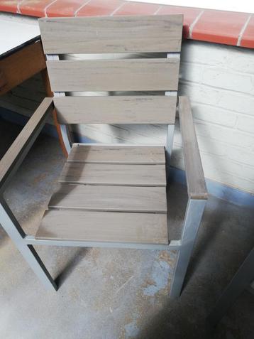 4 tuinstoelen in hout en metaal voor 80 euro. Een koopje!. 