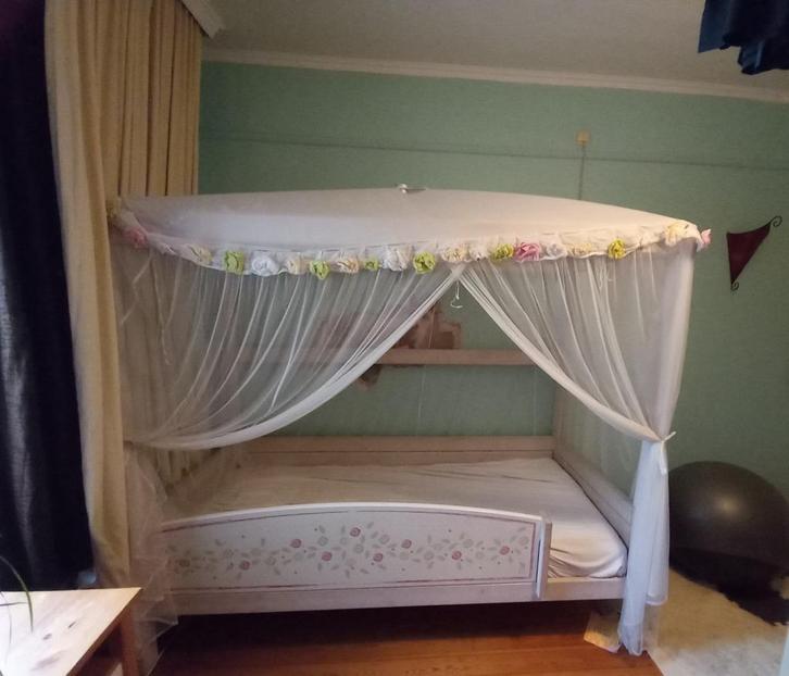 (2 x)  1 persoons-hemelbed van LIFE TIME, Kinderen en Baby's, Kinderkamer | Bedden, Gebruikt, 180 cm of meer, 85 tot 100 cm, Lattenbodem