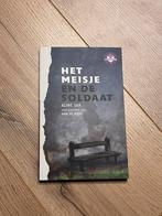 Aline Sax - Het meisje en de soldaat, Boeken, Ophalen of Verzenden, Zo goed als nieuw