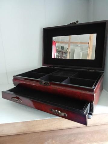 Luxueuze sieraden kist - Hout met bewerking, zie de foto's beschikbaar voor biedingen