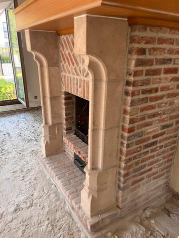 Zandstenen versiering haard beschikbaar voor biedingen