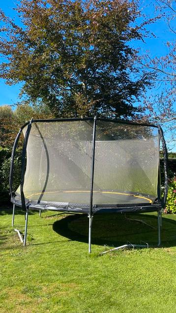 Degelijke trampoline met accessoires beschikbaar voor biedingen