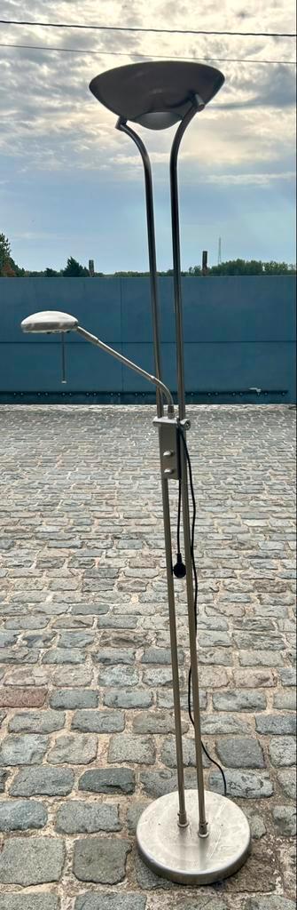 Staande lamp met leeslamp (voet moet hersteld worden) beschikbaar voor biedingen