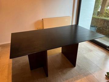 Zwarte bureau/eettafel beschikbaar voor biedingen