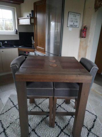 Tafel hoog model met 2 hoge zitstoelen beschikbaar voor biedingen