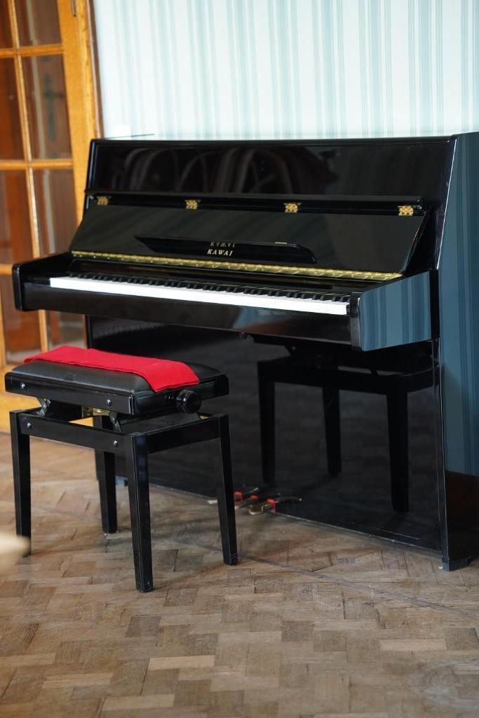 prachtige Kawai piano K15-E zwart hoogglans (Piano's Maene), Muziek en Instrumenten, Piano's, Zo goed als nieuw, Piano, Zwart