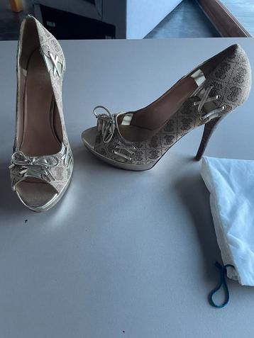 Guess pumps maat 39, Kleding | Dames, Schoenen, Ophalen, Zo goed als nieuw, Pumps