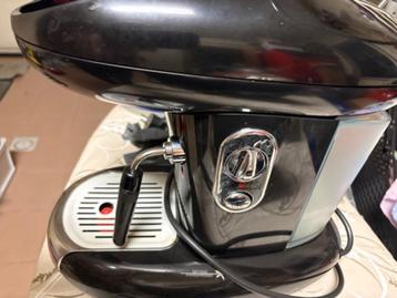 Koffiemachine Illy met capsules en melkopschuimer beschikbaar voor biedingen