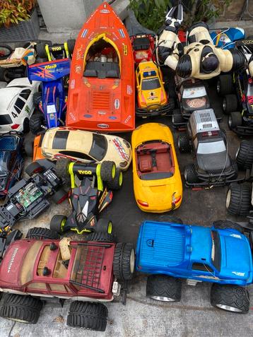 Groot lot rc autos en afstandsbedieningen beschikbaar voor biedingen