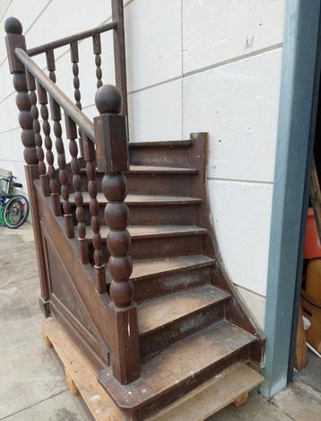 Stevige houten trap  beschikbaar voor biedingen