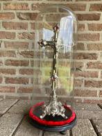 kruisbeeld Jezus onder stolp + 2 kandelaren, Ophalen of Verzenden