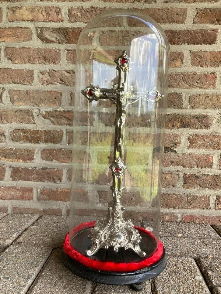 kruisbeeld Jezus onder stolp + 2 kandelaren, Antiek en Kunst, Antiek | Religieuze voorwerpen, Ophalen of Verzenden